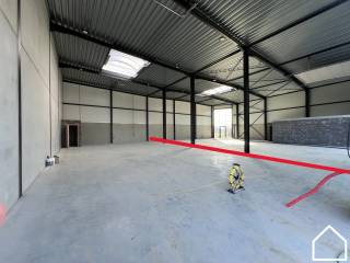 Moderne KMO-unit met uitstekende bereikbaarheid en een totale oppervlakte van 190m².Op slechts 10 minuten rijden van Ieper bevindt zich deze...