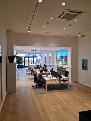 Ben je op zoek naar een commercieel aantrekkelijke locatie in het hart van Lier? Deze mooie handelsruimte van ±196 m² biedt jouw zaak alle...
