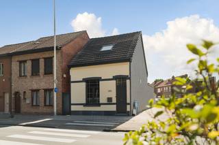 Deze charmante halfopen bebouwing is ideaal gelegen op korte afstand van het centrum van Kapellen. Scholen, winkels en openbaar vervoer bevinden zich op wandel- en fietsafstand. U betreedt de woning via de inkomhal met ingemaakte vestiairekast, die rechtstreeks toegang biedt tot de lichtrijke open leefruimte. Dankzij de ramen aan twee zijden en de mooie parketvloer geniet deze ruimte van een aangename en warme uitstraling. Aansluitend bevindt zich aan de achterzijde de volledig geïnstalleerde keuken met gezellige ontbijthoek. Verder beschikt de gelijkvloerse verdieping over een badkamer met ligbad, douche en dubbele wastafel met meubel, een praktische berging/inloopkast en een apart gastentoilet. De eerste verdieping telt twee ruime slaapkamers, beiden voorzien van een mooie parketvloer. Alsook beschikt deze verdieping over airco. De woning is gelegen op een perceel van 196 m² en ideaal om van het buitenleven te kunnen genieten. De nette tuin heeft een aangelegd terras, die is voorzien van een elektrische zonneluifel, een overdekt terras met buitenkeuken en een ruime tuinberging met elektriciteit. Dankzij het zijpoortje is de achterzijde van de woning bovendien vlot bereikbaar.