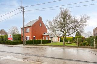 <strong>Te renoveren woning op 1420 m2 - volop mogelijkheden in een rustige, groene omgeving<br /><br /></strong>Ontdek deze uniek gelegen woning op een ruim perceel van 1420 m2, perfect voor wie houdt van rust, privacy en potentieel. De woning vraagt om een grondige renovatie, maar biedt daardoor een uitgelezen kans om alles volledig naar eigen smaak en wensen te realiseren.<br /><br />Dankzij het royale perceel zijn uitbreidingen of aanbouwen perfect mogelijk (binnen de geldende regelgeving). Denk aan extra leefruimte, een praktijk aan huis, een hobbyruimte of zelfs een ruime garage of atelier.<br /><br /><strong>Troeven van dit pand:<br /></strong>- Groot perceel van 1420 m2<br />- Rustige, landelijke ligging<br />- Tal van uitbreidingsmogelijkheden<br />- Ideaal voor doe-het-zelvers of investeerders<br />- Zonnige tuin<br />- Vlotte verbinding naar lokale voorzieningen<br />- Mogelijkheid om het perceel op te splitsen voor 2 halfopen bebouwingen<br /><br />Dit is de perfecte kans voor wie op zoek is naar een charmant renovatieproject met toekomstwaarde, op een locatie waar ruimte en rust centraal staan.<br /><br />Interesse? Laat je verrassen door het potentieel en plan vandaag nog een bezoek!