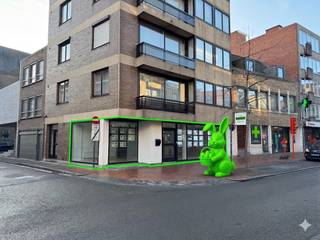 Bent u op zoek naar een uitstekend gelegen handelspand om uw onderneming te vestigen? Deze eigendom in het hart van Izegem biedt talloze...