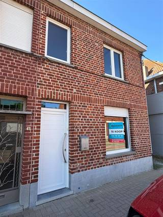 Indeling: inkomhal, ruime lichtrijke open leefruimte met gashaard! Volledig ingerichte nieuwe keuken, gastentoilet, badkamer met douche. Op de eerste verdieping zijn er 2 ruime slaapkamers en er is reeds een vaste trap naar de zolder waar er een 3de slaapkamer mogelijk is! Er is ook een kelder aanwezig. Troeven: NIEUWE keuken en badkamer! Elektriciteit conform, zij-ingang. Voor meer info of een bezoek mail naar info@property-vastgoed.be