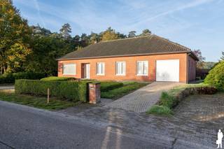 <strong>Deze uitstekend onderhouden vrijstaande woning combineert ruimte, comfort en een uitzonderlijke ligging in het groen. Gelegen op een perceel van maar liefst 4.041 m² geniet u hier in alle rust van een prachtig uitzicht over de achterliggende weilanden. De sfeervol aangelegde tuin met pergola vormt de ideale plek om in alle privacy te ontspannen en volop te genieten van de natuur rondom u.<br /><br /></strong>De woning biedt een bewoonbare oppervlakte van ca. 245 m² en is volledig gelijkvloers ingericht. Via de inkomhal bereikt u de ruime woonkamer met warme parketvloer. Dankzij de grote raampartijen baadt deze leefruimte in natuurlijk licht. Een schuifraam biedt directe toegang tot het terras en de tuin. De houtkachel zorgt bovendien voor extra sfeer en gezelligheid.<br /><br />De volledig geïnstalleerde keuken is uitgerust met onder andere een Siemens oven, een vaatwasmachine en een microgolfoven. Daarnaast beschikt de keuken over voldoende kastruimte. Vanuit de keuken geniet u van een prachtig zicht op de verzorgde tuin en de omliggende weilanden.<br /><br />Verder beschikt de woning over vier volwaardige slaapkamers op het gelijkvloers. De badkamer is voorzien van een douche, ligbad, dubbele wastafel en toilet. Daarnaast is er nog een apart gastentoilet aanwezig.<br /><br />Via een vaste trap bereikt u de zolderverdieping, die reeds gedeeltelijk werd ingericht. Hier kan eenvoudig een vijfde slaapkamer, hobbyruimte of bureau worden gecreëerd. Ook de praktische kelder, bereikbaar via een vaste trap, biedt heel wat extra opslagruimte.<br /><br />De inpandige garage beschikt over een automatische poort en biedt plaats aan uw wagen. Tevens bevinden zich hier de aansluitingen voor wasmachine en droogkast.<br /><br />De absolute blikvanger van deze woning is zonder twijfel de prachtig aangelegde tuin. Dankzij de royale perceeloppervlakte, de rustige ligging en het weidse uitzicht over de achterliggende velden geniet u hier elke dag van een uniek gevoel van ruimte, rust en privacy.<br /><br /><span>Bijzonderheden:</span><br />
<ul>
<li>Perceel van 4.041 m²</li>
<li>Rustige ligging met uitzicht op agrarisch gebied</li>
<li>Mogelijkheid tot vijfde slaapkamer op zolder</li>
<li>Praktische kelder met veel bergruimte</li>
<li>Volop rust, privacy en groenbeleving gegarandeerd</li>
<li>Prachtig aangelegde tuin met pergola</li>
</ul>
<div>Deze woning is een unieke kans voor wie op zoek is naar comfortabel wonen in alle rust, omringd door groen en met een adembenemend uitzicht op de omliggende natuur.</div>