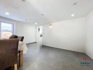 Proche du centre-ville et de la gare, bel appartement joliment rénové au deuxième étage d'une petite résidence avec peu de charges et sans...