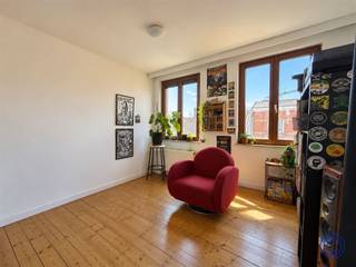 <p><span>Informatie studentenkamer/studio</span></p><p><span>Lichtrijke en gezellige studio vol charme, gelegen in </span><span>een van de leukste buurten van Antwerpen!</span><span> De ruime leef- en slaapruimte biedt tal van mogelijkheden en door het plaatsen van een kast creëert u eenvoudig een </span><span>gezellige, aparte slaaphoek</span><span>. De praktische open keuken sluit mooi aan op de leefruimte. De volledige studio, met uitzondering van de natte ruimtes, is voorzien van een </span><span>warme houten vloer</span><span>. De grote raampartijen zorgen voor veel natuurlijk licht en geven de studio, samen met de authentieke uitstraling, een aangename en huiselijke sfeer. Verder beschikt de studio over een aparte badkamer met douche, toilet en lavabomeubel.</span><span> Ziet u zichzelf hier al wonen?</span><span> Neem dan snel contact op via </span><span>axl@ccimmo.be</span><span> en plan uw bezoek!</span></p><p><span>Indeling</span></p><ul><li><span>Knusse leefruimte met veel lichtinval door de brede raampartij.</span></li><li><span>Ingerichte openkeuken met o.a. een elektrische kookplaat, dampkap, koelkast met vriesvak en spoelbak.</span></li><li><span>Praktische badkamer met douche, toilet en lavabo met meubel.</span></li></ul><p><span> </span></p><p><span>Huur informatie</span></p><ul><li><span>Huurprijs: 650 EUR.</span></li></ul><ul><li><span>Algemene kosten: 150 EUR/maand, de kosten dekken uw privé water en gas verbruik. U hoeft enkel nog Elektriciteit te betalen.</span></li></ul><ul><li><span>Verbruik: individuele meter voor elektriciteit.</span></li></ul><ul><li><span>Beschikbaarheid: 1/11/2026.</span></li></ul><ul><li><span>Waarborg: 3 maanden.</span></li></ul><p><span> </span></p><ul><li><span>Opmaak ingaande plaatsbeschrijving 100 EUR excl. BTW.</span></li><li><span>Verplichte aansluiting brandpolis door huurder.</span></li></ul><p><span> </span></p><p><span>Gebouw</span></p><ul><li><span>Gebouw bestaande uit garagecomplex, met 3 verdiepen, op iedere verdieping bevind zich 1 studio.</span></li></ul><ul><li><span>Parlofoon aanwezig.</span></li><li><span>Geen lift aanwezig.</span></li></ul><p><span> </span></p><p><span>Ligging</span></p><ul><li><span>Autoluwe straat gelegen tussen Kammenstraat en Nationalestraat.</span></li><li><span>Winkels, openbaar vervoer op wandelafstand.</span></li><li><span>Hartje Antwerpen.</span></li></ul><ul><li><span>Verschillende leuke cafés, restaurants en winkels in de directe omgeving.</span></li><li><span>MOBISCORE: 9,7/10</span></li></ul><p><span> </span></p><p><span>*De informatie in deze prospect is ter informatieve titel: de kandidaat-huurders moeten hun eigen zaak maken van het verkrijgen, controleren en interpreteren van deze informatie.</span></p><p><span> </span></p>