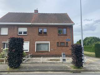 In een rustige, kindvriendelijke woonomgeving bevindt zich deze stevige gezinswoning op een royaal hoekperceel met een ruime tuin. Voor wie op zoek is naar een woning met potentieel en de kans wil grijpen om een thuis volledig naar eigen wensen en stijl vorm te geven, biedt dit pand een uitstekende opportuniteit.<br /><br />Hoewel de woning een renovatie of grondige modernisering vraagt, beschikt ze over een degelijke structuur, een functionele indeling en verrassend ruime leefvolumes. Hierdoor vormt ze de ideale basis voor een geslaagd renovatieproject.<br /><br />De ligging is bovendien bijzonder gunstig. Scholen, winkels, openbaar vervoer, het station en het centrum van Vijve bevinden zich op korte afstand, terwijl je toch geniet van de rust en het karakter van een aangename woonwijk.<br /><br />Indeling gelijkvloers:<br /><br />- Inkomhal met trap naar de verdieping<br />- Badkamer uitgerust met ligbad en lavabo<br />- Afzonderlijk toilet<br />- Ruime leefruimte met zit- en eetgedeelte<br />- Aparte keuken voorzien van kookplaat, oven, dampkap en vaatwasser<br />- Achterliggende aanbouw met mogelijkheden als extra leefruimte, bureau of hobbyruimte<br />- Droge kelder<br />- Praktische wasruimte<br /><br />Verdieping:<br />- Vier volwaardige slaapkamers<br />- Grote zolder bereikbaar via vaste trap, met potentieel voor extra kamers, een hobbyruimte of een thuiskantoor.<br /><br />Achteraan het perceel bevindt zich een garage voor één wagen met bijkomende opslagmogelijkheden. Daarnaast zijn er verschillende bijgebouwen en bergruimtes aanwezig.<br /><br />Pluspunten op een rij:<br /><br />✔ Ruim hoekperceel met grote tuin<br />✔ PVC-ramen met houtlook<br />✔ Dubbele beglazing<br />✔ Rolluiken<br />✔ Vier volwaardige slaapkamers<br />✔ Zolder met uitbreidingsmogelijkheden<br />✔ Centrale en vlot bereikbare ligging<br /><br />Met zijn solide constructie, ruime perceel en aantrekkelijke locatie biedt deze woning een uitstekende basis voor wie op zoek is naar een renovatieproject met toekomst. Ook voor investeerders kan dit pand interessant zijn met het oog op verhuur of wederverkoop.<br /><br />Een woning boordevol potentieel waar ruimte, ligging en mogelijkheden samenkomen. Maak een afspraak en ontdek zelf de troeven van dit eigendom.