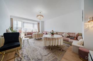 <p><span>Informatie en bezoeken: </span><span>maxime.l@weinvest.be</span><span> | 02 315 77 22</span></p>
<p><span>We Invest heeft het genoegen u dit ruime appartement in zeer goede algemene staat voor te stellen, gelegen in een uiterst goed bereikbare wijk | metro lijnen 2 en 6 | buslijnen 9, 82, 49 en 63 | supermarkten, parken en scholen op minder dan 10 minuten wandelafstand.</span></p>
<p><span>Het appartement bevindt zich op de 3e verdieping van een kleine, goed onderhouden mede-eigendom en beschikt volgens het EPC over een bewoonbare oppervlakte van ±84m², ingedeeld als volgt:</span><br /><span>Inkomhal, woonkamer met eetruimte van ±26m², momenteel aparte ingerichte keuken, badkamer, 2 slaapkamers (14m² - 9m²) en een buitenruimte.</span></p>
<p><span>Een kelder en een gesloten garagebox (+20.000,- EUR) vervolledigen dit pand.</span></p>
<p><span>Het appartement is uitgerust met dubbele beglazing en individuele verwarming. Momenteel beschikt het over een EPC-score E. De gevel van de mede-eigendom zal echter worden geïsoleerd, waardoor een projectie richting EPC C wordt voorzien.</span></p>
<p><span>Opgelet: de mede-eigendom heeft reeds (volledig betaald!) de isolatie van de gevel gepland om de EPC-scores van de verschillende units te verbeteren en te streven naar een C-label. Elektriciteit conform tot maart 2030.</span></p>
<p><span>Wacht niet langer en neem contact met ons op voor meer informatie of een bezoek!</span></p>