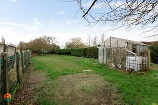 Op een goede locatie te Lier bevindt zich deze open bebouwing met 3 slaapkamers en grote tuin op een mooi perceel van 1140 m². U geniet hier van een uitstekende verbinding richting Heist-op-den-berg, Antwerpen, Mechelen en Herentals en bevindt zich vlakbij het centrum van Lier met winkels, eet-en drankgelegenheden, scholen en het openbaar vervoer op wandel- en fietsafstand.<br /><br />We betreden de woning via de inkomhal. De leefruimte kan u inrichten met een gezellige zithoek en een eetplaats. Aangrenzend bevindt zich een extra ruime kamer die kan ingericht worden als keuken en toegang biedt tot een brede gang met deur naar de garage en naar ruime plaatsen die heel wat mogelijkheden bieden; wasplaats, badkamer, hobbykamer, ... De keuken geeft eveneens toegang tot de kelder en de inkomhal waar zich de trap naar de 1ste verdieping bevindt. De nachthal op de eerste verdieping geeft toegang tot 3 ruime slaapkamers en een kamer die kan ingericht worden als bureau of badkamer en een toilet. Op de tweede verdieping bevindt zich nog een ruime zolder die vele mogelijkheden biedt. In de westelijk georiënteerde grote tuin kunt u genieten van het mooie weer en het achterliggend groen.<br /><br />U bent verplicht om deze woning binnen de 6 jaar na aankoop grondig energetisch te renoveren tot minimum EPC-label D.<br /><br />Dit is een uitstekende opportuniteit als u op zoek bent naar een renovatieproject met zeer veel potentieel nabij het centrum van Lier. Contacteer ons op 0475 47 59 76 voor meer informatie of neem een kijkje op www.boonstravastgoed.be. <br /><br />Bijzonderheden:<br />- prima ligging<br />- 3 slaapkamers<br />- Perceel = 1140 m² 