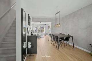 Ontdek dit prachtig, volledig gerenoveerd appartement (2017) op een centrale ligging, vlakbij een supermarkt en diverse voorzieningen. Met een bewoonbare oppervlakte van net geen 100 m² biedt deze woonst een ideale combinatie van ruimte, comfort en moderne afwerking.
Het appartement beschikt over drie ruime slaapkamers en een lichtrijke leefruimte met hoogwaardige eiken parketvloer. De open, volledig uitgeruste keuken is een echte eyecatcher en voorzien van kwalitatieve AEG-toestellen, perfect voor wie houdt van koken in stijl.
Verder geniet u van een gezellige zonneterras waar het aangenaam vertoeven is. Dankzij de condensatieketel, hoogrendementsbeglazing en een gunstig EPC-label B woont u hier energiezuinig. De elektriciteit is conform tot 2042 en het appartement is bovendien asbestveilig, wat extra gemoedsrust biedt.
De afwerking is bijzonder verzorgd en sluit volledig aan bij een hedendaagse, moderne woonstijl. Dit instapklaar appartement is ideaal voor wie op zoek is naar een kwalitatieve en centraal gelegen woonoplossing met alle comfort binnen handbereik. Bel ons nu voor een afspraak op het nummer: 052/46.38.03 of via info@uw-huis.be en wie weet tot binnenkort! 
