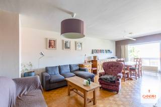 Dit lichtrijk en ruim appartement is gelegen op de <strong>4<sup>de</sup> verdieping</strong> van residentie “Flora” en heeft een bewoonbare oppervlakte van <strong>+/-</strong> <strong>113m²</strong>.<br /><br />De ligging aan de kleine ring rond Gent biedt veel troeven voor wie zowel de nabijheid van het stadscentrum als de vlotte bereikbaarheid via openbaar vervoer en invalswegen (E17, E40, R4) verkiest. Station Gent Sint-Pieters alsook het <strong>stadscentrum</strong> zijn <strong>op wandelafstand</strong>. In de buurt zijn er naast buurtwinkels en horeca ook veel mogelijkheden voor sport en ontspanning: de <strong>stadsparken</strong>, de Leie, het zwembad aan het Strop, de Kinepolis, de Sint-Pietersabdij, de Krook, allerlei musea …<br /><br />De indeling van het appartement is als volgt: een inkomhal met vestiaire, een open woonkamer met eetplaats die toegang geeft tot het <strong>terras aan de voorzijde</strong>, een <strong>recent vernieuwde keuken</strong> (2021), een nachthal met inbouwkasten, een apart toilet met ervoor ruimte voor de wasplaats, een <strong>recent vernieuwde badkamer</strong> (2022) en achteraan <strong>drie slaapkamers, </strong>waarvan twee met toegang tot het <strong>zuid-gerichte terras achteraan</strong>. Tevens beschikt het appartement over <strong>een privatieve kelderbergingen</strong> in de ondergrondse verdieping.<br /><br />Bijzonderheden: vernieuwde <strong>ALU ramen</strong> met <strong>dubbele beglazing</strong> (2021), <strong>EK conform 2021</strong>, terras zowel aan de voor als achterzijde en <strong>EPC-label B</strong>.<br /><br />Wenst u zelf de charme en vele troeven van dit appartement verder te ontdekken, neem dan contact op met Theo voor uw bezoek ter plaatse: theo@convas.be