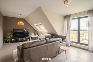 TE HUUR TE EERNEGEM Op zoek naar een instapklare duplex/penthouse? Deze fijne woning met 3 slaapkamers en 1 badkamer in de Aartrijkestraat is nu beschikbaar! ✨Interesse of meer info? Neem snel contact op met Nele📞 +32 494 03 02 86✉️ nele@correctvastgoed.be