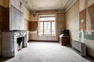 For sale in Zottegem.<br />To arrange a viewing, please call Saimen on 0470 79 24 20 or email saimen@cornelis-goeman.be<br /><br /><br />This stately mansion with exceptional potential is located on Hospitaalstraat in Zottegem. The property has an approved permit for redevelopment into four flats, supplemented by three private parking spaces – an absolute added value in the centre.<br /><br />The mansion needs to undergo a complete renovation, whereby its authentic character can be perfectly combined with contemporary living comfort. Thanks to its spacious volumes, high ceilings and large windows, the building is ideal for high-quality and sustainable redevelopment.<br /><br />Its central location in Zottegem offers easy accessibility and proximity to shops, public transport, schools and other amenities. This makes the project particularly attractive for both investors and project developers looking for a profitable and future-oriented investment.<br /><br />Advantages at a glance:<br /><br />Permit for 4 flats<br /><br />3 parking spaces<br /><br />Characterful mansion<br /><br />Roof already completely renovated<br /><br />Central location in Zottegem<br /><br />Excellent investment potential<br />Do not hesitate to make an appointment!