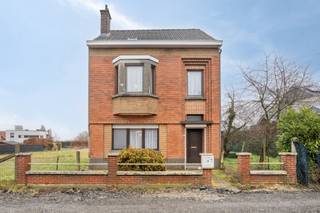 Traditioneel opgetrokken eengezinswoning met inkomhal, voor- en achterliggende leefruimte, keuken, badkamer en meerdere slaapkamers. Stevige...