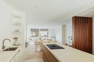 In een rustig, doodlopend zijstraatje van de Krijgslaan bevindt zich dit hoogwaardig afgewerkt gelijkvloers appartement van ca. 110 m². Het appartement werd volledig vernieuwd met kwalitatieve materialen en een tijdloze, warme afwerking.Het appartement beschikt over een stijlvolle inkomhal met gastentoilet en schuifdeur, een ruime leefruimte en een open keuken op maat in fineerhout en mortex, met centraal kookeiland. Aansluitend bevindt zich een praktische berging/wasplaats. De nachthal is voorzien van een ingemaakte kast en biedt toegang tot twee grote slaapkamers die rechtstreeks uitgeven op het uitzonderlijke zuidgerichte terras van 40 m². De badkamer is volledig in mortex afgewerkt en uitgerust met een moderne inloopdouche en lavabomeubel. (ook nog mogelijkheid tot plaatsen extra toilet) De ligging is bijzonder aangenaam: rustig, maar toch dicht bij De Bist, winkels, scholen, Park van Eden en openbaar vervoer. Een autostaanplaats kan worden aangekocht voor €15.000. Instapklaar appartement met hoogwaardige afwerking en een opvallend ruime buitenruimte!