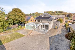 <p><strong><em>Maison très spacieuse (293 m²) comprenant 5 chambres, un grenier aménagé, une véranda, une grande cave (122 m²) avec espace détente, un garage double indépendant, 2 terrasses, un jardin ainsi qu’un bureau entièrement équipé (84 m²) avec cave (44 m²), le tout sur un terrain de 09a 01ca, idéalement situé au centre de Linden.</em></strong></p><p></p><p><strong>Excellente situation stratégique</strong> au centre, avec plusieurs emplacements de parking devant le bureau.</p><p><strong>Emplacement central :</strong> crèche, école, sport, commerces, supermarché, ... tous accessibles à pied.<br />Transports en commun (bus) à proximité.<br />Louvain se trouve à environ 6 km en vélo.</p><p><br />Aménagement pratique du bureau : plusieurs espaces distincts – sas d’entrée – salle de réunion – armoires encastrées – radiateurs – chauffage/rafraîchissement par air au plafond – cave avec WC, local de rangement et espace d’archives.<br />Convient également parfaitement pour une <strong>profession libérale, un cabinet, une activité commerciale, ...<br /></strong>Actuellement, le bureau est loué pour 2.063 €/mois<strong>.</strong></p><p></p><p><strong>Disposition de la maison :</strong><br />Hall d’entrée avec vestiaire et WC invités ; vaste séjour lumineux (éclairage dimmable) avec feu au gaz et baie vitrée donnant accès à la terrasse (partiellement couverte) ; grande cuisine avec coin repas et accès à la véranda (équipée d’un store solaire) ainsi qu’à la buanderie.<br />Au <strong>1er étage</strong>, un hall de nuit central, une grande salle de bains avec baignoire et douche, <strong>5 belles chambres</strong> et un espace de rangement/dressing.<br />Le <strong>2e étage</strong> est entièrement aménagé et peut servir de bureau ou d’espace de détente.<br />La grande<strong> </strong>cave offre de nombreux espaces de rangement et comprend également une belle salle de détente bénéficiant de lumière naturelle.<br />À l’arrière, une pergola avec store solaire et une terrasse supplémentaire avec vue sur le jardin (avec abri de jardin).<br />Un garage indépendant avec portes sectionnelles électriques permet de stationner 2 voitures.</p><p></p><p><strong>Atouts supplémentaires :</strong><br />Parfaitement entretenue – lumineuse – <strong>prête à emménager</strong>.<br />Système d’alarme pour la maison et le bureau.<br />Volets partiellement électriques.<br />EPC B (181 kWh/m²/jaar) + panneaux solaires (7.740 Wp).<br />Électricité conforme.<br />Réseau d’égouttage séparé déjà prévu.</p>