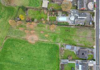 <p>Deze bouwgrond voor open bebouwing in Zolder biedt een unieke kans voor wie ruim en groen wil wonen in een rustige omgeving. Gelegen aan de Weg naar de Grauwe Steen maakt dit perceel deel uit van een verzorgde verkaveling met een open zicht op het achterliggende landschap. Lot 1 beschikt over een noordwestelijke oriëntatie en een P-score A, wat de meest gunstige score is op de waterkaart en een belangrijke troef vormt voor de bouwmogelijkheden. Het perceel is perfect geschikt voor een open bebouwing en biedt ruime bouwmogelijkheden. Je kan bouwen met een maximale bouwbreedte van 8,41 m en een diepte van 17 m op het gelijkvloers. Op de verdieping is een bouwdiepte van 12 m toegestaan. Zowel een plat dak als een hellend dak behoren tot de mogelijkheden, waardoor je veel vrijheid hebt in het ontwerp van je woning. Bovendien ben je niet verplicht om het maximale bouwvolume te benutten, wat ruimte laat voor een creatieve invulling op maat van je wensen. Een extra troef is de achterliggende weide van 10a54 die inclusief wordt aangeboden. Dit maakt het geheel bijzonder interessant voor dierenliefhebbers, tuinliefhebbers of wie droomt van een grote buitenruimte. De ligging is een mooie mix van rust en bereikbaarheid. In de omgeving vind je tal van wandel- en fietsroutes, waaronder de Zolderse Mijnterril op korte afstand. Tegelijk zijn scholen, winkels en andere voorzieningen vlot bereikbaar, wat het dagelijkse leven comfortabel maakt. Dit perceel biedt een uitstekende basis om jouw droomwoning te realiseren in een groene en aangename omgeving. Interesse? Neem contact op en ontdek de mogelijkheden.</p>
