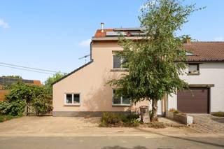 <p>In een doodlopende straat, op korte afstand van Leuven, bevindt zich deze recent gerenoveerde woning met prachtige tuin.<br /><br /></p>
<p>De woning werd recent gerenoveerd en stijlvol ingericht. Bij het binnenkomen geeft de glazen deur meteen zicht op de lichtrijke benedenverdieping.<br /><br /></p>
<p>Deze is handig ingedeeld met een ruime living en eetgedeelte, aansluitend aan een open keuken.<br /><br /></p>
<p>Daarnaast ligt een afzonderlijk toilet en een wasruimte met douche op het gelijkvloers, praktisch ingedeeld.<br /><br /></p>
<p>Ook de technische ruimtes zijn doordacht ingedeeld en is er een extra opslagruimte gecreëerd boven de badkamer op het gelijkvloers.<br /><br /></p>
<p>De woonruimtes staan langst weerzijde onmiddellijk in verbinding met de gezellige verscheidene buitenruimtes.<br /><br /></p>
<p>Dankzij de verschillende terrassen en de rust van de omgeving, is de tuin een absolute troef.<br /><br /></p>
<p>Op het eerste verdiep is een tweede, volledig uitgeruste badkamer met groot ligbad en toilet aanwezig.<br /><br /></p>
<p>Hiernaast beschikt de woning over een bijzonder ruime kamer aan de voorzijde.<br /><br /></p>
<p>Op het bovenste verdiep is het mogelijk om de kamer op de delen in 2 afzonderlijke kamers om de woning om te vormen tot 3 volwaardige slaapkamers.<br /><br /></p>
<p>Tot slot beschikt deze woning over bij veel bergruimte, op zowel het zolderverdiep, als ook dankzij de kelder gelegen onder de eetruimte en het tuinhuis.</p>
<p></p>
<p>Troeven van de woning:</p>
     -Recent gerenoveerd en volledig instap klaar<br />     -EPC B: voorzien van 25 zonnepanelen<br />     -Rustige en groene woonomgeving, gelegen rondom landbouw en bosgebied<br />     -Woning is gelegen in een doodlopende straat<br />     -Nabijgelegen school &amp; winkel op wandelafstand<br />     -2 Volwaardige slaapkamers, om te vormen naar 3<br />     -Prima ligging tussen Brussel en Leuven &amp; uitstekend openbaar vervoer<br />     -Veel lichtinval en verbinding tussen ruimtes en tuin<br />     -Ruime keuken praktisch gelegen naast zijingang en bergruimte<br />     -Onderhoudsvriendelijke volwassen tuin met 3 terrassen<br />     -Praktische ingang langst de zijkant voor zowel tuin en woning<br />     -Veel bergruimte en een ruime kelder aanwezig<br /><br />
<p>Interesse in deze aantrekkelijke woning? Neem gerust contact op via info@bvm-vastgoed.be of 016 23 21 45 voor meer informatie of om een bezoek in te plannen.</p>