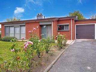 Deze charmante halfopen bungalow is gelegen in een aangename en rustige woonwijk.<br />De inkomhal leidt naar de ruime, lichtrijke leefruimte met gezellige zit- en eethoek. Grote ramen brengen overvloedig daglicht binnen en zorgen voor een warm en open gevoel, waardoor u zich hier meteen thuis voelt.<br />De woning beschikt over een keuken met zicht op de voortuin, een gastentoilet, drie slaapkamers en een badkamer met bad/douche en lavabo. Alle ramen zijn voorzien van muggenramen en alle rolluiken zijn elektrisch bedienbaar. De inpandige garage met elektrische sectionale poort en de oprit met plaats voor twee wagens bieden voldoende parkeergelegenheid, aangevuld met extra parking achteraan het huis.<br />Deze bungalow biedt de perfecte combinatie van rust, functionaliteit en gezelligheid. Op korte afstand vindt u alles wat u nodig heeft: scholen, apotheek, bloemen- en groentewinkels, en op woensdag en zaterdag de gezellige markt. Kledingzaken, elektro- en grootwarenhuizen liggen op slechts 3 km afstand.<br /><br />Extra troeven:<br /><br />Grote zonnige tuin<br />Uitweg achteraan<br />Rolluiken (elektrisch, met muggenramen)<br />Regenwaterput<br />Kindvriendelijke en rustige wijk<br />Nabij winkels, scholen, openbaar vervoer en wekelijkse markt<br /><br />Deze woning is te koop ZONDER makelaar via het concept van Smart Houses! Wenst u verdere inlichtingen of bezoek? Contacteer rechtstreeks de eigenaar via 0474/89.07.56