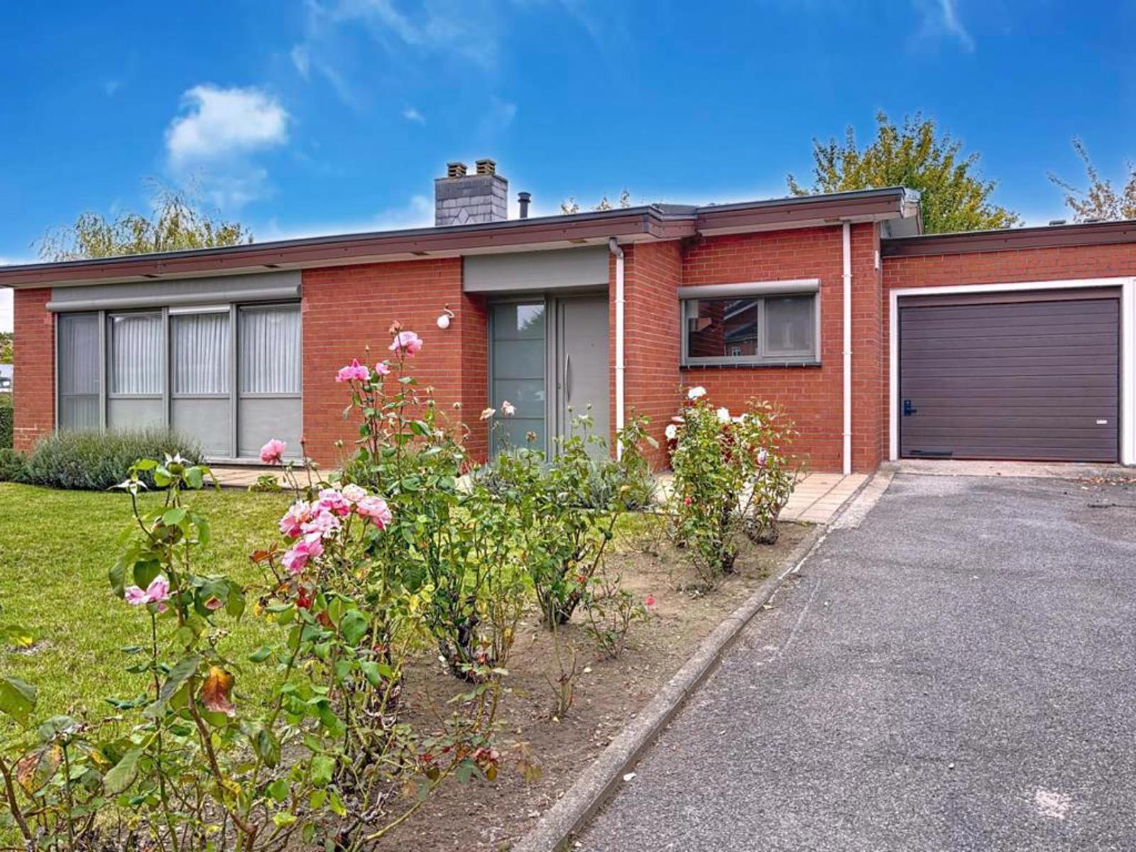 Halfopen bungalow met 3 slaapkamers in rustige wijk - foto 1