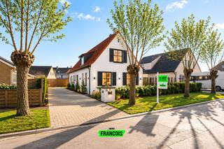Deze sfeervolle villa uit 1998 is gelegen op een perceel van 445 m², op wandelafstand van het centrum van De Haan. Dankzij de open bebouwing, de overvloed aan natuurlijk licht. Met een bewoonbare oppervlakte van 174 m² is het een ideale thuis of tweedeverblijf, volledig asbestveilig en zonder renovatieverplichting.<br /><br />Bij het betreden van de woning komt u in een ruime inkomhal met trap naar de verdieping. Van hieruit bereikt u de gezellige leefruimte, waar de houtkachel en de grote raampartijen zorgen voor een warme sfeer en een aangename lichtinval. De halfopen keuken sluit mooi aan op de woonkamer en is uitgerust met kwalitatieve toestellen.<br /><br />Verder vindt u op het gelijkvloers een praktische berging, een garage met extra opbergruimte en een eerste badkamer met douche, lavabo en toilet.<br /><br />Rondom de woning strekt zich een volledig omheinde tuin uit met ruime oprit en een zonnig terras, waarvan een gedeelte overdekt is. Zo geniet u het hele jaar door van het buitenleven, in alle rust en privacy. De duurzame luiken aan de ramen laten toe de woning volledig af te sluiten en vereisen geen schilderwerk, wat het onderhoud tot een minimum beperkt.<br /><br />Op de eerste verdieping heeft u 3 slaapkamers waarvan 1 met aanpalende dressing, een badkamer met ligbad, douchecabine en sauna. Tot slot is hier ook toegang tot de zolderverdieping.<br /><br />Bent u op zoek naar een vaste woonst of een tweede verblijf? Contacteer Victor via victor@immofrancois.be of op +32 470 64 60 28 voor meer informatie of een bezoek.<br /><br />
