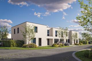 Op het gelijkvloers is deze moderne woning voorzien van een inkomhal met een apart gastentoilet, een ruime leefruimte die overgaat in de open keuken. Verder beschikt deze woning over een bureauruimte en een handige berging / wasplaats.<br /><br />De eerste verdieping biedt een nachthal die toegang geeft tot drie ruime slaapkamers, een volledig ingerichte badkamer, een berging en een apart toilet.