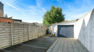 Rustig gelegen woning in het dorp van Zeebrugge voorzien van een grote oprit en een garage. Interessant perceel met veel potentieel. Mooie breedte...