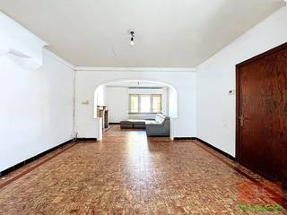 Ontdek deze open bebouwing met 340m² bewoonbare oppervlakte en bijhorende aparte loods (93m²) in het pittoreske en landelijke Bavegem, deelgemeente van het bruisende Sint-Lievens-Houtem.<br />Dit majestueuze renovatieproject biedt niet alleen comfort en ruimte om te leven in een rustige woonomgeving, maar ook tal van mogelijkheden voor zelfstandige activiteiten.<br />Naast een directe aansluiting op de E40 Gent/Brussel, is er ook een vlotte verbinding richting centrumsteden Aalst, Wetteren en Zottegem.<br />De directe nabijheid van het centrum van Sint-Lievens-Houtem geeft talloze mogelijkheden qua winkels, horeca, medische voorzieningen, ontspanning en cultuur.<br /><br />Het volledige domein van1462 m² bestaat uit de open woning, een ruime inpandige garage, een bewoonbare achterbouw met aansluitend een dubbele gemetselde auto- en fietsenstalling, een aparte loods van 93m² en een Zuidgerichte tuin van 850m². Er is een praktische zij-oprit richting tuin en binnenplaats met ruimte voor minstens 3 voertuigen.<br /><br /><strong>De indeling:</strong><br />Vooraan: inkomhal, apart toilet, dubbele woonkamer, eetkamer, keuken, bureauruimte , traphal en 1ste badkamer.<br />Achteraan: woongedeelte met 2 slaapkamers en 2de badkamer. Aansluitend aparte berging en gemetselde auto- en fietsenstalling.<br />Ruime inpandige garage met aansluitend grote bijkeuken en wasplaats.<br />Bovenverdieping: 4 slaapkamers, 3de badkamer, aparte berging en CV-ruimte.<br />Zolderverdieping van 45m² met vaste trap en uitbreidmogelijkheden.<br /><br />Mits enkele gerichte decoratieve en energetische ingrepen tovert u deze charmante woning om tot een warme thuisomgeving die comfort, gezelligheid en ruimte combineert met eventuele zelfstandige activiteiten. De prachtige grote zuid gerichte tuin maakt het de ideale plek om in alle harmonie te leven.<br /><strong>Mis deze uniek kans niet!</strong><br /><br /><strong>Weet</strong>: De vermelde prijs is een richtprijs/startprijs. Deze methode geeft jou, als potentiële koper, de kans om op een transparante manier te bieden. Na ontvangst van deze biedingen zal de verkoper beslissen of hij/zij de eigendom verkoopt aan het hoogste bod, de richtprijs is aldus niet bindend voor de verkoper.<br /><br /><strong>Benieuwd naar deze absolute topper ?? Kom langs tijdens een bezoekmoment !!</strong><br />Maak snel jouw afspraak via immo@vastgoed-ff.be, bel <strong>Gunther op 0476/60 67 96</strong> of bel tijdens de kantooruren naar <strong>053/21.21.21</strong><br /><br /><br />