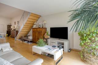 Op zoek naar een woning die net dat tikkeltje anders is? Deze goed onderhouden en instapklare loftwoning in Residentie Aloysius (Wilgenstraat 105B, Roeselare) combineert een verrassend ruimtelijk gevoel en een uitstekende ligging nabij het centrum van Roeselare.<br /><br />Voor de deur zorgt een groen aangelegd rondpunt voor een aangenaam en open gevoel. Achteraan beschikt de woning over een zonnig zuidgericht terras, terwijl parkeren kan op de privatieve staanplaats vlak voor de inkomdeur.<br /><br />Indeling:<br /><br />- Gelijkvloers:<br />* Inkomhal met apart toilet<br />* Technische ruimte/wasberging<br />* Ruime leefruimte met open keuken en toegang tot terras en tuintje<br /><br />-Mezzanineniveau:<br />* Slaapkamer<br /><br />-Verdieping:<br />* Open ruimte met plaats voor bureau of bibliotheek en voorzien van ingemaakte kast<br />* Badkamer met douche, bad, toilet en lavabomeubel<br />* Tweede slaapkamer<br /><br />Troeven:<br /><br />* energiezuinig met EPC-label B<br />* Blanco elektrische keuring<br />* Regenwaterput van 10.000 liter<br />* Handige gemeenschappelijke fietsenstalling en vuilnisberging op terrein<br />* Kwalitatief afgewerkt: aluminium ramen + recente elektrische zonnescreen achteraan, parketvloer...<br /><br />Een ideale woning voor wie houdt van licht, ruimte en een hedendaagse woonbeleving op een gunstige locatie in Roeselare.<br />Momenteel nog verhuurd tot 31/8/2026<br /><br />Bestuursmaatregelen in het maatregelenregister: nee