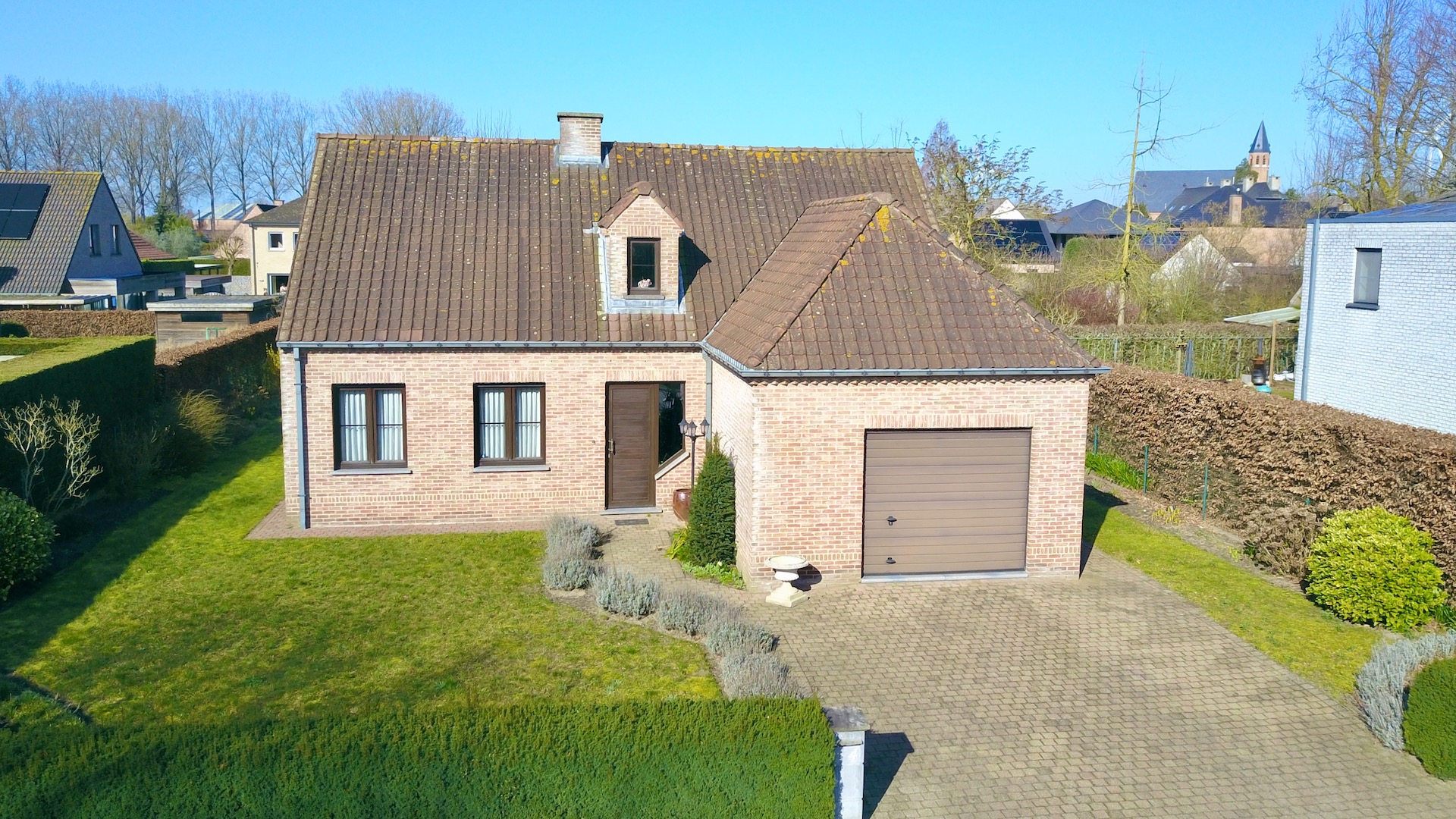 Volumineuze woning met 4 slpk, gar, terras en tuin voor 439.000 EUR - foto 1