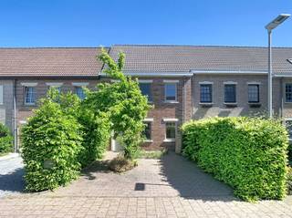 <h1><span>Maison familiale prête à emménager avec véranda, 4 chambres et garage à proximité du centre de Steenokkerzeel</span></h1><p><span>Cette maison mitoyenne (année de construction 1999) offre une superficie habitable denviron </span><span>180 m²</span><span> sur un terrain de </span><span>346 m²</span><span> et a été </span><span>entièrement rénovée en 2014</span><span>. Elle est prête à emménager et dispose dune </span><span>installation électrique conforme</span><span>.</span></p><p><span>Le rez-de-chaussée comprend un hall dentrée avec WC séparé, un spacieux et lumineux séjour ainsi quune magnifique </span><span>véranda (28,6 m²)</span><span> aménagée en cuisine avec coin repas, offrant un accès direct à la terrasse et au jardin. Une buanderie/remise complète cet étage.</span></p><p><span>Au premier étage, vous trouverez un hall de nuit, une salle de bains rénovée et </span><span>trois chambres spacieuses</span><span>. Un escalier fixe mène à une grande </span><span>chambre mansardée denviron 45 m² avec dressing</span><span>, idéale comme suite parentale, bureau ou espace polyvalent.</span></p><p><span>À lextérieur, vous profitez dun agréable jardin avec terrasse. Un </span><span>garage box séparé</span><span> constitue un atout supplémentaire.</span></p><p><span>Situation calme, </span><span>à proximité immédiate du centre de Steenokkerzeel</span><span>, des commerces, écoles et transports en commun, avec un accès aisé vers Bruxelles et Louvain.</span></p><p><span>Atouts :</span><span> prête à emménager rénovée en 2014 véranda avec cuisine 4 chambres électricité conforme garage situation centrale.</span></p><p><span>Cela vous intéresse ? Contactez-nous dès aujourd'hui pour organiser une visite info.steenokkerzeel@co-immo.be !</span></p><p><span><br /><br /></span></p>