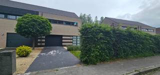 Halfopen bebouwing in de onmiddellijke nabijheid van de R4 en E34. De woning is zeer lichtrijk en ruim. Indeling: inkom met vestiaire - gastentoilet...