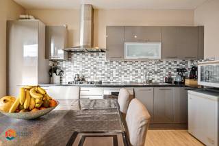 Op een goede locatie nabij het centrum van Mechelen bevindt zich deze ruime woning met 4 slaapkamers en stadstuin. U bevindt zich hier op wandelafstand van winkels, scholen, eet-en drankgelegenheden en het openbaar vervoer. <br /><br />We betreden de woning via de inkomhal. Vooraan de woning beschikt u over een eerste salon, gevolgd door een ruime badkamer uitgerust met inloopdouche, wc en lavabomeubel. Hier is ook plaats voorzien voor de wasmachine en droogkast. Daarnaast is er nog een tweede salon en de keuken, voorzien van de voornaamste toestellen. Hieruit heeft u toegang tot het overdekte terras en stadstuin. Via de nachthal op de eerste verdieping heeft u toegang tot twee ruime slaapkamers. Op de tweede verdieping beschikt u over nog twee slaapkamers wat deze woning ideaal maakt voor grotere gezinnen.<br />Ten slotte beschikt de woning nog over een kelder en zolder die u kunt gebruiken als extra opslagruimte.<br /><br />Dit is een uitstekende opportuniteit als u op zoek bent naar een ruimere woning met 4 slaapkamers op een goede locatie te Mechelen. Contacteer ons voor meer informatie op 0480 66 14 77 of neem een kijkje op www.boonstravastgoed.be .<br /><br />U bent verplicht om deze woning binnen de 5 jaar na aankoop grondig energetisch te renoveren tot minimum EPC-label D.<br /><br />Bijzonderheden:<br />- 2 zitkamers<br />- 4 slaapkamers<br />- Vlakbij centrum Mechelen