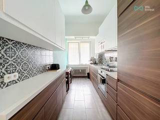 MAIL : clara.ja@weinvest.be - TEL : 0456126985<br /><br />We Invest biedt u exclusief dit prachtige appartement van 88 m² aan, gelegen nabij de ULB en alle voorzieningen (winkels, restaurants, openbaar vervoer, enz.).<br /><br />Gelegen op het gelijkvloers van een gebouw met 5 verdiepingen, is het appartement als volgt ingedeeld: een inkomhal, een ruime leefruimte, een volledig uitgeruste keuken, een apart toilet, een badkamer, twee slaapkamers (± 15 m² en 11 m²) die uitgeven op een zuidgerichte tuin, evenals een kelder.<br /><br />Een garagebox met rechtstreekse toegang via de tuin is inbegrepen in de prijs!<br /><br />Lasten: €200 (gemeenschappelijke kosten, voorschot verwarming en privatief warm water)<br /><br />Beschikbaar vanaf 1 juli 2026.<br /><br />EPB: G<br /><br />Zeker een bezoek waard! Voor meer exclusieve panden, bezoek www.weinvest.be