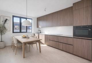 Tip top afgewerkt duplex appartement met terras en 2 slaapkamers. Dit appartement biedt een perfecte balans tussen comfort en stijl, gelegen in de levendige en vernieuwende wijk Stuivenberg. Bij binnenkomst inkomhal met een apart toilet. De lichtrijke leefruimte op parket van ca. 29m² aan de straatzijde biedt een sfeervolle omgeving om te ontspannen. Volledig uitgeruste luxueuze leefkeuken (ca.13m²) met veel opbergruimte. Aparte berging en apart toilet. De moderne ingerichte douchekamer is voorzien van een ruime douche en stijlvol badkamermeubel.<br />Op de verdieping 2 ruime slaapkamers (ca.15-13m²) op een mooie parketvloer. De slaapkamer aan de achterzijde biedt toegang tot het terras. Een 2e moderne ingerichte douchekamer voorzien van een douche, stijlvol badkamermeubel en toilet. Privatieve kelderberging. De buurt is een bruisende buurt van culturen, bekend om zijn kleurrijke supermarktjes en tal van culinaire verrassingen. Bovendien bevindt u zich op slechts enkele minuten wandelen van het openbaar vervoer: tram, bus en treinstation. Privatieve kelderberging. Elektriciteit conform. Goede EPC score. Gebouw met lage onkosten.