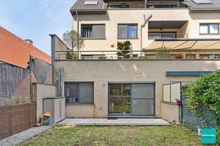 Dit gelijkvloers appartement is rustig gelegen nabij het centrum en op wandelafstand van het station, winkels en horeca. Dankzij de...