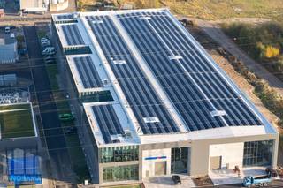 Très bien situé le long de l’E34 en direction de Gand, cet immeuble d’entreprise se compose de 1 680 m² d’espace d’entreposage, combinés à 585 m² de bureaux modernes. Le site bénéficie d’une situation stratégique à proximité immédiate du Ring d’Anvers et du port d’Anvers.<br /><br />L’entrepôt, séparé du reste du bâtiment, est équipé d’une porte sectionnelle, de lanterneaux avec exutoir de fumée et de panneaux solaires. Les bureaux lumineux, situés au premier étage, comprennent des espaces paysagers, des sanitaires et une terrasse. Il est également possible d’utiliser la salle de fitness. Des possibilités de stationnement avec bornes de recharge sont prévues devant le bâtiment, ainsi qu’un espace de manœuvre suffisant.<br /><br />Vous êtes intéressé(e) ou souhaitez obtenir davantage d’informations sur cette offre ? Contactez <strong>PANORAMA B2B</strong> pour plus d’informations, les plans ou pour organiser une visite sans engagement au <strong>0477 91 10 00.</strong>