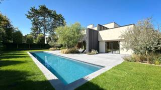 Villa individuelle aménagée avec goût et dotée d'une piscine, située au calme dans un magnifique quartier résidentiel du Zoute.Cette villa moderne...