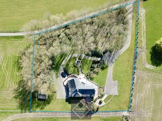 Benaderende OPPERVLAKTEN:Constructie - bewoonbare oppervlakte van de villa: ± 650 m²Totale grondoppervlakte: 7.542m², waarvan ± 3.000 m² bos en ±...