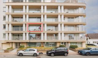 Un appartement lumineux avec vue latérale sur la mer et deux chambres à coucher de taille standard, situé au calme dans une rue adjacente à la digue de mer, à proximité du casino de Knokke-Heist. Cet appartement agréable et baigné de lumière se trouve au deuxième étage de la résidence de standing « Zeerobben ». Grâce à son emplacement idéal, vous profitez pleinement de la mer et de la plage tout en bénéficiant d'un cadre paisible. Agencement : Hall d'entrée avec W.C., un bel espace de vie ouvert et très lumineux, agrémenté d'une magnifique terrasse ensoleillée offrant une vue latérale sur la mer et d'une cuisine entièrement équipée. L'appartement comprend également un grand débarras avec coin buanderie, un couloir menant à l'espace nuit et deux chambres à coucher spacieuses à l'arrière, donnant sur une terrasse. Il dispose en outre d'une salle de bains confortable et d'une salle de douche séparée, pour un confort accru. L'immeuble met à disposition un vaste local à vélos commun ; il est également possible d'acquérir un garage fermé facile d'accès au sein de la résidence (90 000 €). Une opportunité exceptionnelle pour ceux qui recherchent un cadre de vie alliant calme, soleil, mer, plage et confort.