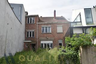 Karaktervolle te renoveren rijwoning/handelshuis in het centrum van Merchtem op een perceel van 07 are 65 met achteraan het perceel een uitweg voor fietsers/voetgangers. Deze ruime eigendom biedt mogelijkheden voor de combinatie wonen-werken op een toplocatie. De woning beschikt over een grote tuin, een garage, maar liefst 5 ruime slaapkamers en een via een vaste trap bereikbare, geïsoleerde zolderruimte. Ideaal voor grote gezinnen of wie extra ruimte zoekt voor kantoor, hobby of praktijk. Dankzij de centrale ligging bevinden winkels, scholen en openbaar vervoer zich op wandelafstand. Een unieke opportuniteit met tal van mogelijkheden voor zelfstandigen, investeerders of gezinnen die ruimte waarderen. EPC: 268 kWh/m²/j., energielabel: C en unieke code: 20260602-0003882555-RES-1.