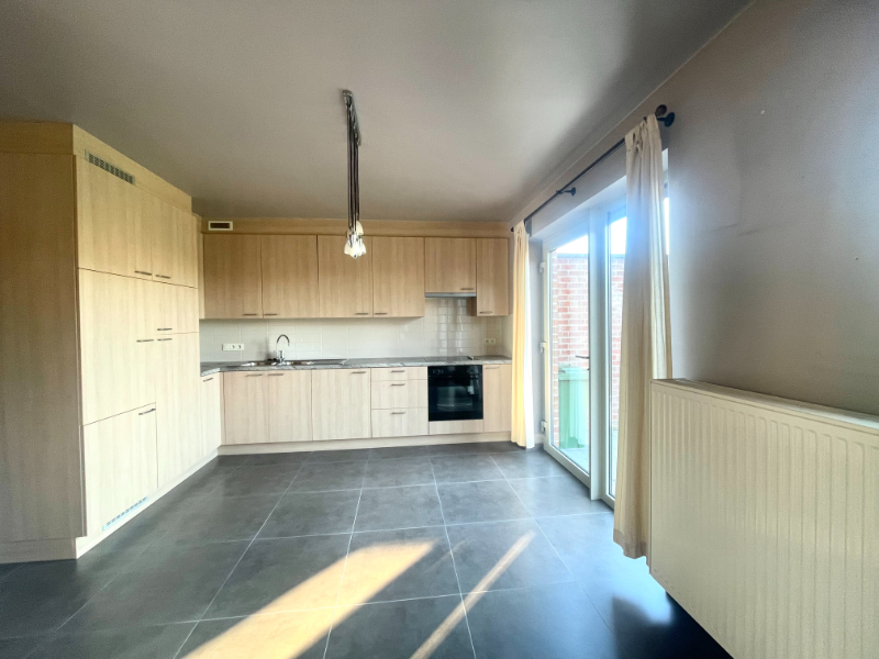 RECENTE HALFOPEN BEBOUWING MET DRIE SLAAPKAMERS EN GARAGE TE HUUR - foto 4