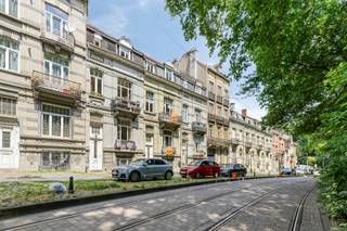 Immo Pické vous propose cette maison de ville extrêmement bien située à proximité de toutes les commodités (des transports en commun, le Ring...