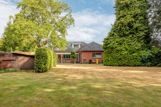 <p>Deze degelijk gebouwde laagbouwvilla uit de jaren ’70 bevindt zich op een prachtig en royaal perceel van <strong>3.738 m²</strong>. De woning combineert een solide bouwstructuur met recente renovaties en biedt een uitstekende basis voor wie op zoek is naar ruimte, rust en toekomstpotentieel.</p>
<h3><strong>Indeling & kenmerken</strong></h3>
<ul>
<li>
<p><strong>Instapklare, recent vernieuwde keuken</strong> met moderne afwerking</p>
</li>
<li>
<p><strong>Volledig gerenoveerde badkamer</strong> met hedendaags comfort</p>
</li>
<li>
<p><strong>3 ruime slaapkamers</strong> op het gelijkvloers</p>
</li>
<li>
<p><strong>Extra kamer op de verdieping</strong>, met aansluitend een <strong>onafgewerkte zolderruimte</strong> — ideaal voor uitbreiding, hobbyruimte of extra slaapkamer</p>
</li>
<li>
<p><strong>Lichtrijke woonkamer</strong> met eethoek en zicht op de groene omgeving</p>
</li>
<li>
<p><strong>Garage met smeerput</strong> en <strong>praktisch berghok</strong></p>
</li>
</ul>
<h3><strong>Buitenruimte</strong></h3>
<p>Het perceel is een absolute troef: een uitgestrekt, groen domein met tal van mogelijkheden. Denk aan een siertuin, speelruimte, moestuin, bijgebouw, of zelfs een zwembad. De privacy en rust zijn hier gegarandeerd dankzij de natuurlijke omranding.<br />Het perceel is samengesteld uit 2219m² bouwgrond en 1519m² weiland.</p>
<h3><strong>Pluspunten</strong></h3>
<ul>
<li>
<p>Zeer degelijke bouwconstructie</p>
</li>
<li>
<p>Enorm perceel met tal van ontwikkelingsmogelijkheden</p>
</li>
<li>
<p>Rustige ligging in een groene omgeving</p>
</li>
<li>
<p>Ideaal voor gezinnen, liefhebbers van ruimte of wie een woning zoekt met uitbreidingspotentieel</p>
</li>
</ul>