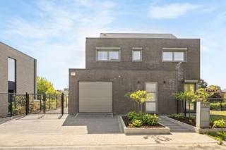 Située à proximité du centre de Biévène, nous vous proposons cette maison 4 façades, basse consommation, au bout d'une impasse. Au rez-de-chaussée...