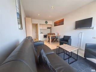 Studio met weids zeezicht in residentie Gaviota te WestendeOp zoek naar een tweede verblijf aan zee, een vakantieverblijf of een interessante investering aan de Belgische kust? Deze charmante studio op de 7e verdieping van residentie Gaviota in Westende biedt alles om volop te genieten van het leven aan zee.Met een bruikbare vloeroppervlakte van 24 m² en een terras van 5m² geniet u van een aangenaam en praktisch ingedeeld geheel. De absolute blikvanger is het prachtige, open zeezicht dat u elke dag opnieuw laat genieten van de rust, de zeelucht en het unieke kustgevoel.De centrale ligging zorgt ervoor dat het strand, de zeedijk, winkels, horecazaken en alle nodige voorzieningen zich op wandelafstand bevinden. Bovendien beschikt de studio over twee private kelderbergingen, wat een bijzonder waardevolle extra opbergruimte biedt. Ook aan fietsers werd gedacht dankzij de aanwezigheid van een gemeenschappelijke fietsenberging, ideaal om de kust en de omliggende badplaatsen te ontdekken.Of u nu op zoek bent naar een zorgeloos tweede verblijf voor uzelf of naar een vastgoedinvestering met potentieel, deze studio combineert een uitstekende ligging, praktisch comfort en een prachtig uitzicht in één aantrekkelijk geheel.Een unieke kans om eigenaar te worden van uw eigen plekje aan zee in Westende. Neem gerust contact op voor meer informatie of een bezoek ter plaatse.