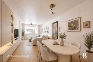 Voor de huizenjagers die graag de vrijheid hebben om hun eigen ding te doen: ontdek dit appartement van ca. 82 m² met terras, gelegen op de 2e verdieping van een charmant, kleinschalig gebouw in Merksem. In de hal valt er dankzij het authentieke dakraam zelfs op een sombere dag veel licht binnen.
Via de inkomhal betreedt u de ruime leefruimte, waar de brede raampartijen zorgen voor een mooie natuurlijke lichtinval. Aansluitend bevindt zich de keuken met toegang tot het ZWgeoriënteerd overdekt terras met zicht op het groen. Verder beschikt het appartement over een ruime slaapkamer met aansluitende badkamer, die indien gewenst van functie kunnen wisselen, en een extra kamer die perfect dienst kan doen als bureau of dressing. Een private kelder zorgt tot slot voor de nodige extra bergruimte.
Het appartement wordt verwarmd via centrale verwarming met een condensatieketel van Vaillant uit 2009. De ramen zijn deels uitgevoerd in aluminium en deels in hout en beschikken over enkel glas.
Hoewel het appartement aan vernieuwing toe is, biedt het heel wat mogelijkheden om er volledig naar eigen smaak uw droomwoning van te maken.
Uw nieuwe thuis is Rustig gelegen nabij Park Roosendaal en het Bouckenborghpark, met winkels, scholen, openbaar vervoer en belangrijke invalswegen binnen handbereik.
Stedenbouwkundige inlichtingen in aanvraag.
Voor meer informatie of een gratis waardebepaling van uw vastgoed kan u een aanvraag invullen op onze website of even bellen op het nr. 03/345.88.99.