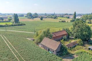 Rustig gelegen hoeve, prachtige ligging net over de taalgrens (Wallonië) met zicht op Kruiseke (Wervik). Momenteel een nieuwe vergunning aanwezig, aarzel niet ons te contacteren voor meer inlichtingen