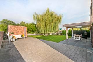 Cette maison individuelle combine le confort moderne avec une disposition réfléchie et une efficacité énergétique. Située dans un endroit extrêmement calme, à proximité du centre de Lommel.<br /><br />La maison est implantée sur un terrain de 6 ares 10 centiares et dispose d'une surface habitable d'environ 264 m². Grâce à ses espaces de vie agréables et à sa disposition pratique, elle offre amplement d'espace et de confort pour toute la famille.<br /><br />Disposition:<br />Au rez-de-chaussée se trouve un espace de vie lumineux avec une cuisine ouverte équipée de tout le confort moderne. Le salon et la cuisine bénéficient de beaucoup de lumière naturelle grâce aux grandes fenêtres à l'arrière de la maison. Il y a également une buanderie spacieuse avec un espace de rangement et une entrée latérale. À l'avant de la maison, il y a encore un grand espace de rangement / local technique et des toilettes pour les invités. Le hall d'entrée est joliment aménagé avec des placards encastrés.<br /><br />À l'étage, il y a quatre grandes chambres, une élégante salle de bains équipée d'une baignoire et d'une grande douche à l'italienne, ainsi qu'une deuxième toilette séparée. La chambre principale est équipée d'un dressing.<br /><br />Le jardin est orienté vers l'ouest, à l'arrière se trouve un grand abri de jardin avec cave, accessible par ascenseur. Cet espace est également adapté comme atelier, espace de loisirs, espace de rangement ou entrepôt. À l'arrière de la maison, il y a une terrasse couverte confortable.<br /><br />Caractéristiques exceptionnelles:<br />- Emplacement calme et central près du centre de Lommel<br />- PEB: 54,91 kWh<br />- Stores aux fenêtres<br />- 2 toilettes séparées<br />- Deux grands espaces de rangement