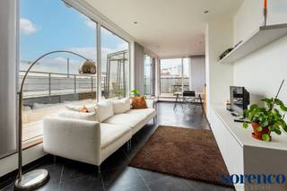 <strong>Ruim duplex dakappartement ca. 170m² met panoramisch zonneterras ca. 50m² en open uitzicht gelegen op absolute toplocatie in het centrum van Antwerpen aan de Handelsbeurs, de Boerentoren, op wandelafstand van de Meir, Huidevetterstraat, Wilde Zee, openbaar vervoer, scholen, tal van trendy winkels en restaurants. <br /><br />Er is een kelder inbegrepen. </strong><br /><br /><span><strong>INDELING:</strong></span><br />INKOMHAL op parket met vestiaire en apart gastentoilet met handenwasser<br />Ruime LEEFRUIMTE ca. 6,5m x 6,8m op parket aansluitend de open ingerichte landelijke KEUKEN ca. 3,23m x 3,27m voorzien van opbergkasten, ontbijthoek en toestellen: 1,5 spoelbak, gasvuur (5-spits), dampkap, afwasmachine, oven, ijskast en vriesvak.<br /><br />Op deze verdieping heeft u 2 SLAAPKAMERS ca. 3,6m x 2,71m en ca. 3,91m x 3,4m waarvan één met een ingemaakte kastenwand, Ingerichte BADKAMER voorzien van een ligbad met douchemogelijkheid, dubbele lavabo in een meubel, handdoekdroger. De aansluitingen voor wasmachine en droogkast zijn hier voorzien en discreet weggewerkt. <br /><br />De glazen design trap geeft u toegang tot de bovenverdieping. Hier heeft u een open polyvalente ruimte ca. 43m² thans ingericht als tv-, zithoek met aparte bureauruimte voorzien van ingemaakte kasten. Deze ruimte kan ingedeeld worden naar een extra slaapkamer met dressing indien gewenst. Verder is er ook een DOUCHEKAMER met douche, lavabo, handdoekdroger en een toilet op deze verdieping.<br /><br />Heerlijk genieten kan u op het zonnig DAKTTERAS ca. 50m² met open uitzicht. <br /><br />Op het gelijkvloers bevindt zich een bureauruimte/studio van ca. 25m² met een vrije hoogte van 3,1m en een apart toilet, deze is apart aan te kopen. <br /><br />Verder is er een kelder inbegrepen. U heeft de mogelijkheid om twee staanplaatsen apart aan te kopen. <br /><br /><span><strong>BIJZONDERHEDEN</strong></span><br />* Lichtrijke duplex penthouse/dakappartement ca 170m² met dakterras<br />* Een aparte studio/ bureauruimte op het gelijkvloers apart te koop<br />* Kelder inbegrepen. <br />* Afgesloten buitenstaanplaats en een extra overdekte autostaanplaats is apart te koop <br />* Gelegen op toplocatie in het centrum van Antwerpen <br />* U geniet van magnifieke uitzichten op de Kathedraal, de Handelsbeurs en andere iconische gebouwen <br />* Uitstekend EPC 134kWh/m², HR-glas, individuele ketel, videofoon, conforme keuring
