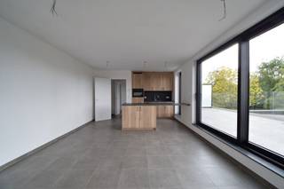 Nieuwbouw BEN APPARTEMENT (67,40 m²) met 1 slaapkamer en zeer groot dakterras in een KLEINSCHALIGE Residentie “EBENORA 6” met slechts 7 appartementen gelegen nabij het centrum van Tielen.<br /><br />Het appartement bestaat uit een inkomhal met apart gastentoilet en berging. De inkomhal geeft achteraan uit op de slaapkamer met aanpalende badkamer en een ruime leefruimte met veel lichtinval bestaande uit een open keuken met eethoek en een zithoek die uitgeeft op een zeer groot dakterras. <br /><br />Het appartement is ZEER ENERGIEZUINIG, voorzien van een ventilatiesysteem D, zonnepanelen en geothermisch warmtepompsysteem met vloerverwarming, hiermee kan in de zolder ook gekoeld worden. <br /><br />Het appartement is gelegen op 300 meter van de markt van Tielen, de winkels en het treinstation, maar ook vlakbij het natuurgebied “Balderij”.  <br /><br />TROEVEN:<br />•D-ventilatie met warmterecuperatie.<br />•Warmtepompsysteem met vloerverwarming, ook mogelijkheid tot koelen.<br />•Individuele zonnepanelen per appartement. <br />•Veel lichtinval.<br />•Geluidsarme en energiezuinige lift. <br />•Hoogwaardige afwerking. <br />•Laadpaal voorzieningen. <br /><br />De gemeenschappelijke kosten dienen nog bepaald te worden. <br /><br />Bij het appartement hoort een bovengrondse autostaanplaats en een grote kelderberging.<br /><br />Er is een gemeenschappelijke fietsenberging en vuilberging.<br /><br />Indien u meer informatie wenst of een plaatsbezoek wil, aarzel dan niet contact op te nemen, tel. 014 71 50 08 of 0496 51 10 10 of mail naar christoffel@vastgoedpicavet.be<br /><br /><br />